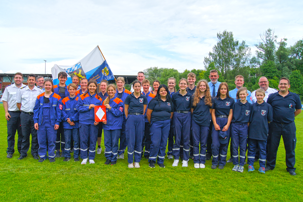 Die erfolgreichen Jugendgruppen Ebenhausen und Jetzendorf, zusammen mit KBR Christian Nitschke, KJFW Christian Sirl, KBI Roland Müller, Jugend-Fachbereichsmitglied Wettbewerbe Max Pfab und Landeswertungsrichter der Jugendfeuerwehr Bayern Florian Altmann (Bildquelle: Sarah Altmann – Jugendfeuerwehr Bayern)