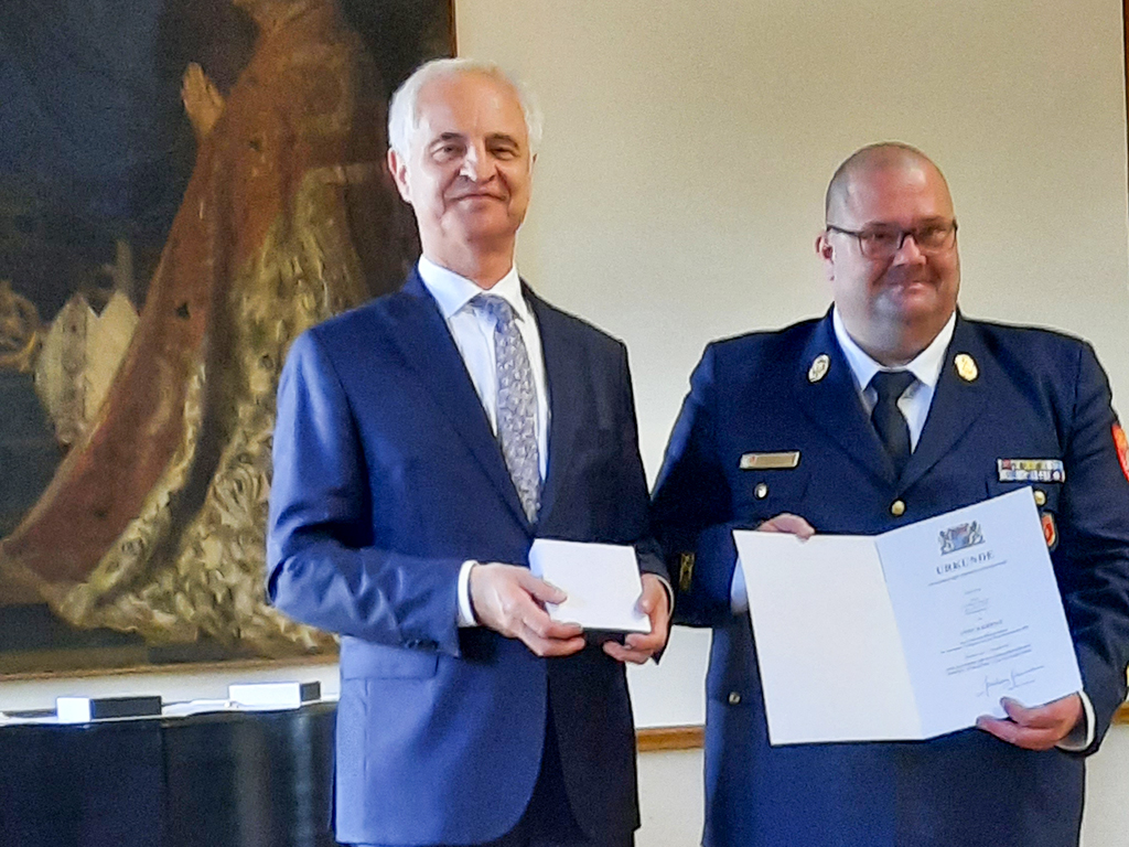 Kreisbrandrat Christian Nitschke (rechts) und Regierungspräsident Dr. Konrad Schober