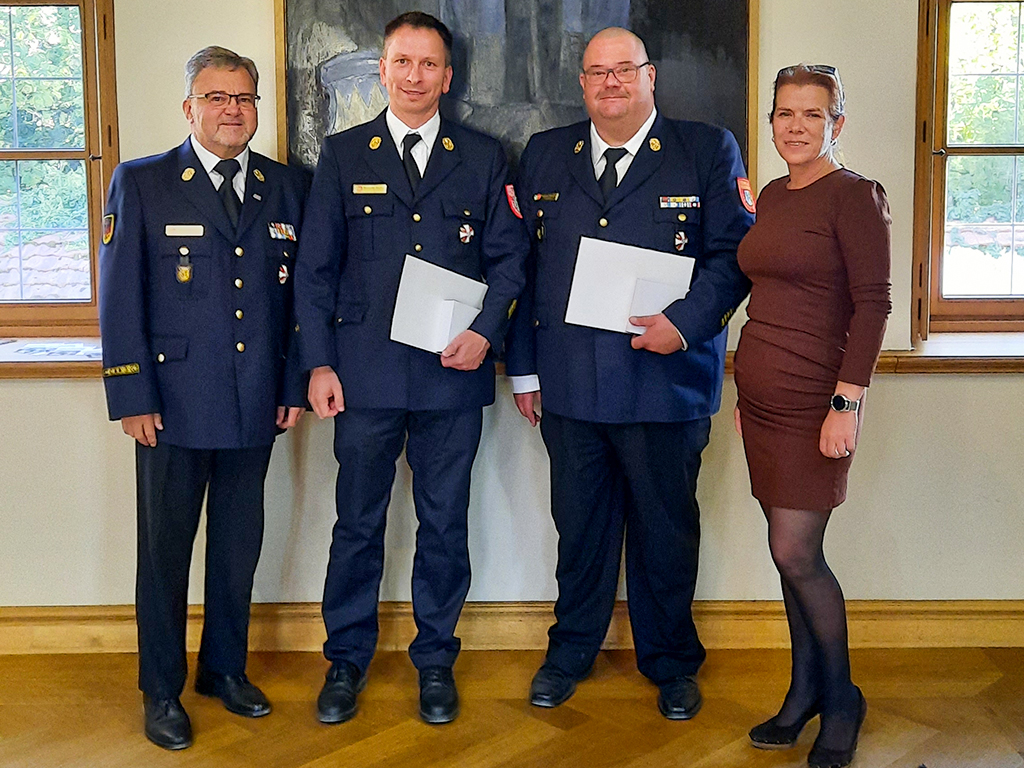 Stellvertreterin des Landrats Kerstin Schnapp (von rechts) KBR Christian Nitschke, KBI Benedikt Stuber und EKBR Armin Wiesbeck